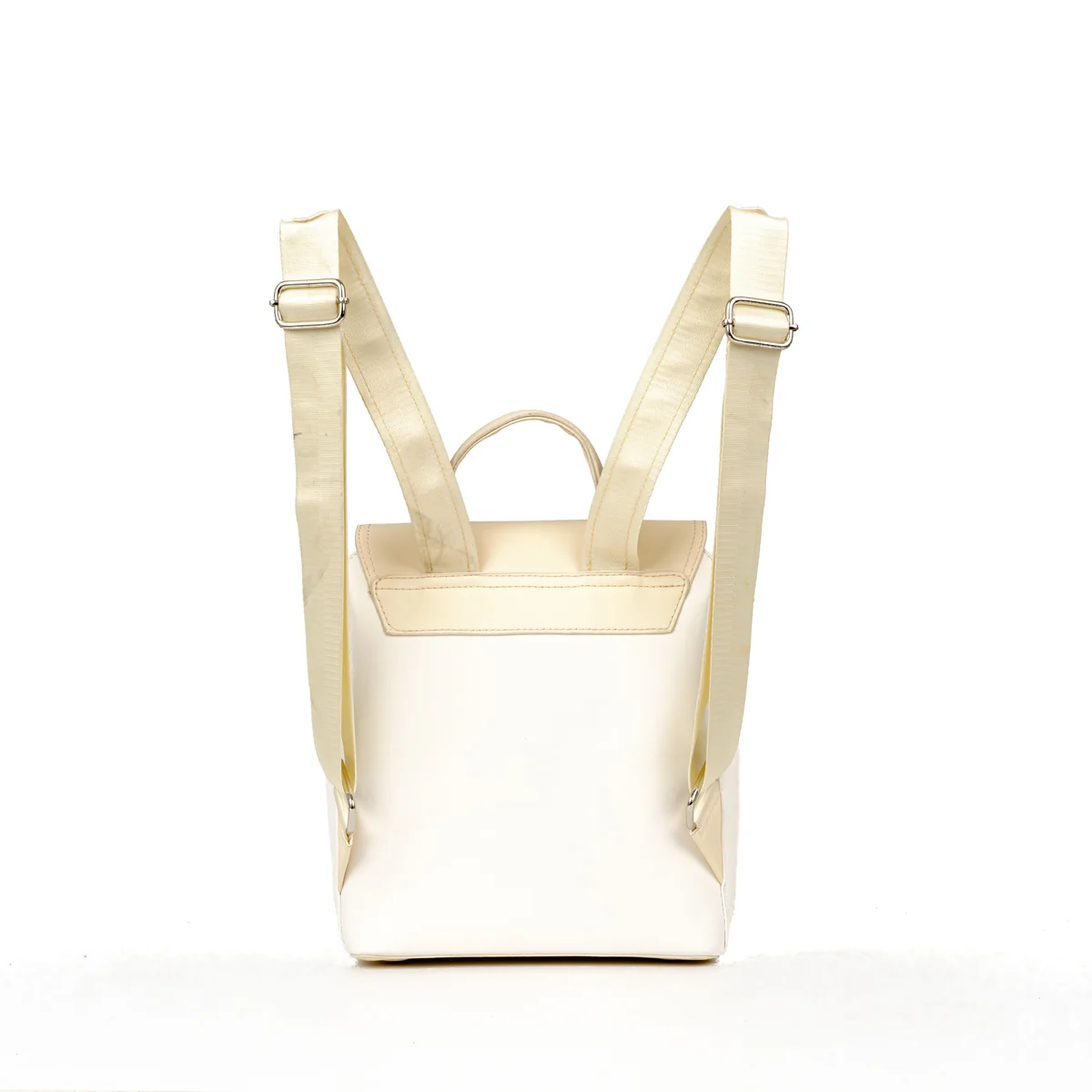 كود A03 شنطه ضهر  - ابيض - جيسيكا